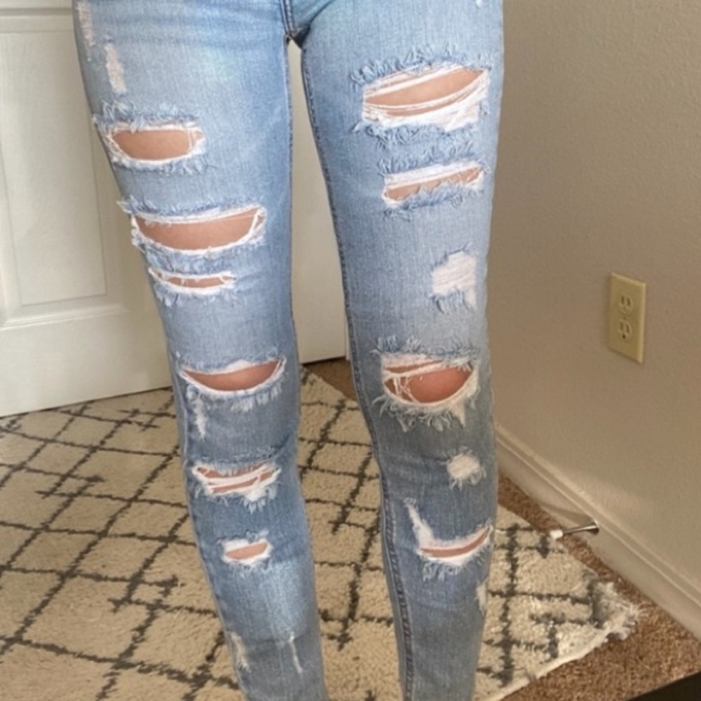 Ripped light wash jeans - Picture 3 of 3